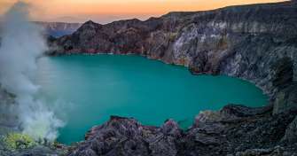 ijen crater tour, ijen crater tour package, ijen crater tour banyuwangi, ijen crater hike tour