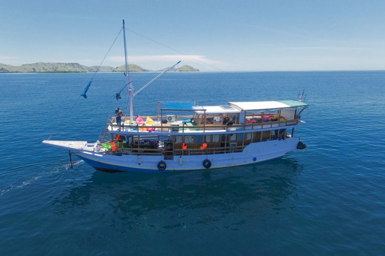 Bali to Komodo tour, and island hopping trip 2 days 1 night Specialist adventure travel from Bali to Komodo tour, and island hopping trip 2 days 1 night Fly from Bali to Labuan Bajo airport to do Komodo houseboat tour, and island hopping trip within 2 days 1 night travel package in Komodo National Park area Bromoijencratertour.com