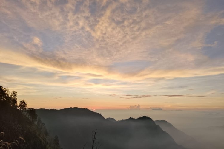 3D2N Full-Service Journey: Probolinggo to Bromo Sunrise & Ijen Crater Trek — Finish in Bali 3D2N Probolinggo–Bromo Sunrise & Ijen Trek — Finish in Bali 3D2N full-service trip from Probolinggo to Bromo sunrise & Ijen crater trekking, ending in Bali. Private transport, hotel, guide, and hassle-free volcano trip. Bromoijencratertour.com