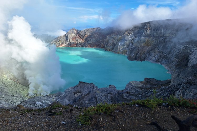 Cheap tour price with a private car from Surabaya/ Malang to Bromo Ijen crater tour - Bali 3D Cheap tour price with a private car from Surabaya/ Malang to Bromo Ijen crater tour - to Bali 3D Cheap travel price from Surabaya or Malang to Bromo Ijen crater tour, for Bromo sunrise,- and Ijen blue fire tours,- then escort you to Bali within 3 days trip  Bromoijencratertour.com