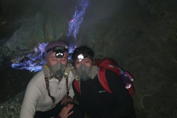 Explore Ijen Blue Fire on Budget – 1N1D Tour from Banyuwangi (Return Trip I ALL INCLUSIVE) Explore Ijen Blue Fire on Budget, 1N1D Tour from Banyuwangi ~ Return (All Inclusive on low budget) 1N1D Banyuwangi Ijen blue fire tours! Witness the magical blue flames, hike to the crater lake, and enjoy sunrise view I All Inclusive on cheap tour cost! Bromoijencratertour.com
