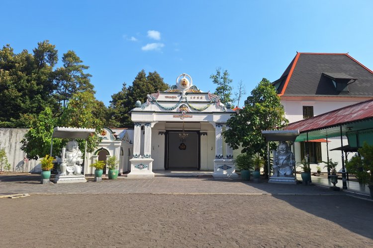 Explore Yogyakarta tours, within 4 days vacation trip package in Central Java Explore and tour package in Central Java for Yogyakarta tours within 4 days - 3 nights trip in Jogja Explore Yogyakarta tours, within 4 days vacation trip package in Central Java for Prambanan sunset tour, and Borobudur sunrise tour Bromoijencratertour.com