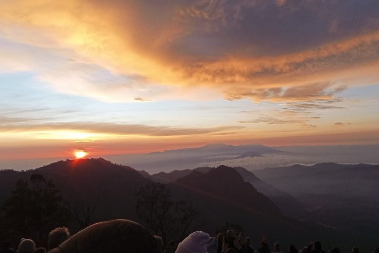 Group trip starts from Malang to Bromo Ijen crater tour package,- and end in Banyuwangi 2N2D Group trip package from Malang to Bromo Ijen crater tour,- end in Banyuwangi 2N2D Group departure or shared holiday trip package - to Bromo, Ijen crater tour from Malang,- end in Banyuwangi with 2 nights 2 days travel I Solo tourist can join! Bromoijencratertour.com