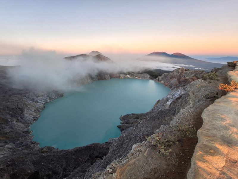 Ijen Bromo tour with train to Jomblang cave and Borobudur tours 5D Ijen Bromo tour with train to Jomblang cave and Borobudur tours 5D Start from Surabaya or Malang to Ijen Bromo tour, then take a train to Yogyakarta for Jomblang cave and Borobudur tours within 5 days and 4 nights trip package Bromoijencratertour.com