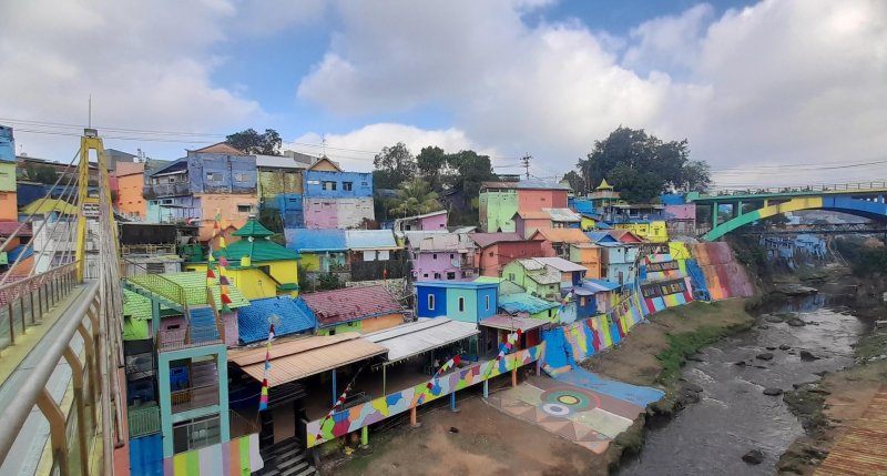 Rainbow village of Jodipan Malang to Bromo Ijen crater tour from Surabaya/ Malang - Bali 4D Rainbow village of Jodipan Malang to Bromo Ijen crater tour package from Surabaya/ Malang 4D 4 days trip from Malang or Surabaya to Rainbow village of Jodipan Malang to Bromo Ijen crater tour, Menjangan Island snorkeling tour and end in Bali  Bromoijencratertour.com