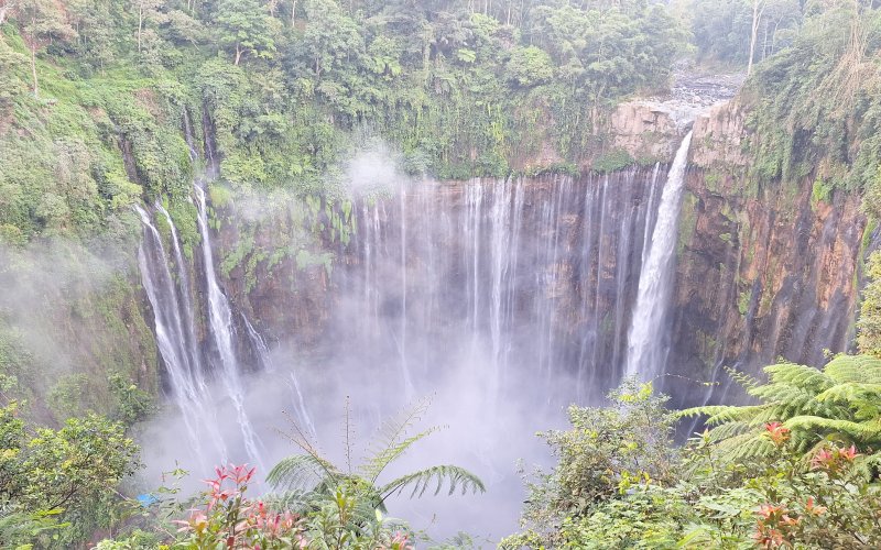 The Tumpak Sewu, and Ijen crater tour package in East Java - Indonesia The Tumpak Sewu, and Ijen crater tour package Bromoijencratertour.com