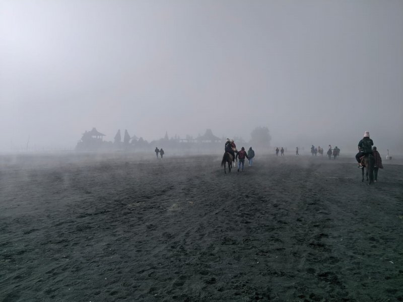Yogya to Surabaya with a train and drive to Mt Bromo tour 2D Bromo tour from Yogya with an executive train,- end in Surabaya or Malang 2D Bromo tour from Yogya with an executive train,- end in Surabaya or Malang for 2 days 1 nights holiday trip package in Java Island - Indonesia Bromoijencratertour.com