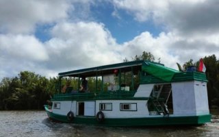 Borneo orangutan tour Borneo orangutan and jungle river cruise tour Bromoijencratertour.com