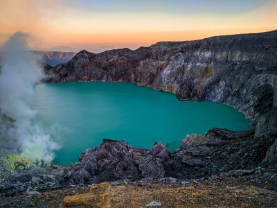 Java adventure tours to Paragliding, Bromo sunrise tour, Ijen Crater Tour with Ijen blue fire tou &  Bromoijencratertour.com